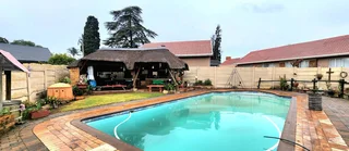 Spacious 4-Bedroom Home with Pool, Lapa &amp; Separate batchelor flat close to schools