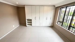Spacious 1 Bedroom Upstairs Cottage - Durban North
