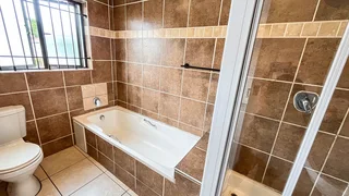 Spacious 1 Bedroom Upstairs Cottage - Durban North