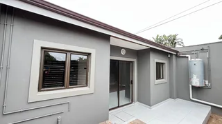 Spacious Modern Studio Cottage - Durban North