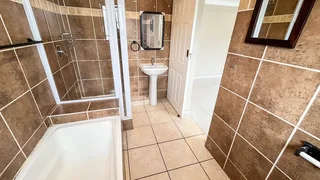 Spacious 1 Bedroom Upstairs Cottage - Durban North