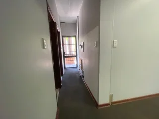 130 Square meter Office Unit to let In Die Hoewes with great exposure and highwhay access