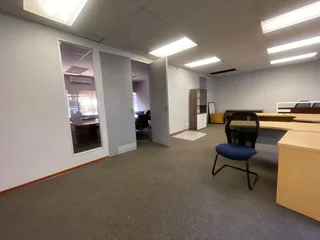 130 Square meter Office Unit to let In Die Hoewes with great exposure and highwhay access