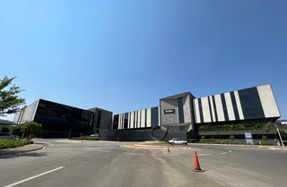 Prime P-Grade Office Space with High Visibility on William Nicol