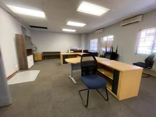130 Square meter Office Unit to let In Die Hoewes with great exposure and highwhay access