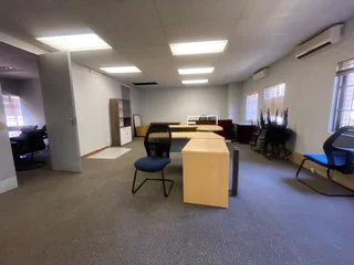 130 Square meter Office Unit to let In Die Hoewes with great exposure and highwhay access