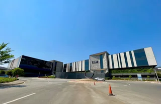 Prime P-Grade Office Space with High Visibility on William Nicol