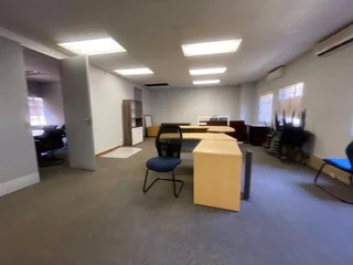 130 Square meter Office Unit to let In Die Hoewes with great exposure and highwhay access