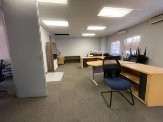 130 Square meter Office Unit to let In Die Hoewes with great exposure and highwhay access