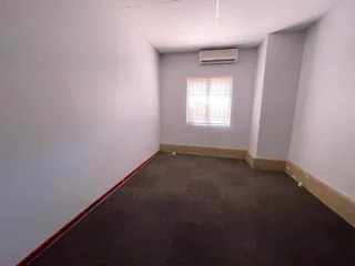 130 Square meter Office Unit to let In Die Hoewes with great exposure and highwhay access