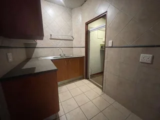 130 Square meter Office Unit to let In Die Hoewes with great exposure and highwhay access