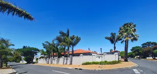 Luxury 4-Bedroom Tuscan Villa in Prime Eversdal Location