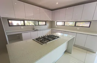 Stunning Townhouse in Izinga