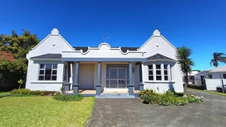 Highly visible commercial property with ample onsite parking