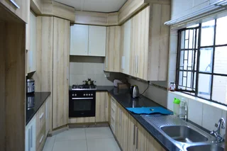 1 Very Large Room In Commune, Shared 1.5 Bathroom And Kitchen (die Heuwel Ext. 1), Preferably a l...