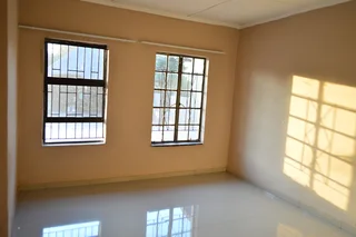1 Very Large Room In Commune, Shared 1.5 Bathroom And Kitchen (die Heuwel Ext. 1), Preferably a l...