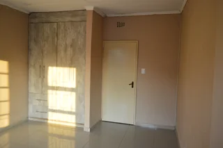 1 Very Large Room In Commune, Shared 1.5 Bathroom And Kitchen (die Heuwel Ext. 1), Preferably a l...