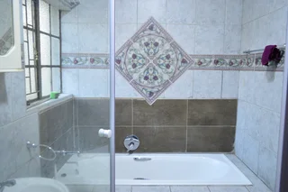 1 Very Large Room In Commune, Shared 1.5 Bathroom And Kitchen (die Heuwel Ext. 1), Preferably a l...