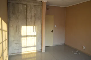 1 Very Large Room In Commune, Shared 1.5 Bathroom And Kitchen (die Heuwel Ext. 1), Preferably a l...