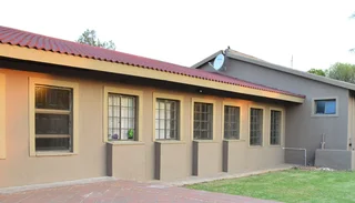 1 Very Large Room In Commune, Shared 1.5 Bathroom And Kitchen (die Heuwel Ext. 1), Preferably a l...
