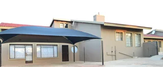 1 Very Large Room In Commune, Shared 1.5 Bathroom And Kitchen (die Heuwel Ext. 1), Preferably A L...