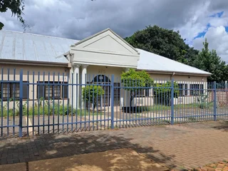 Freestanding commercial property to let in Hatfield