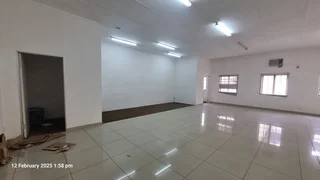 Freestanding commercial property to let in Hatfield