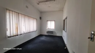 Freestanding commercial property to let in Hatfield