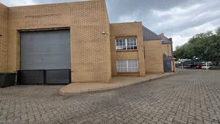 Mini Unit TO LET in secure Industrial Park located in Sunnyrock.