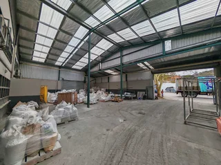 2'500m2 Stand alone property to let in Springfield Park | Swindon Property