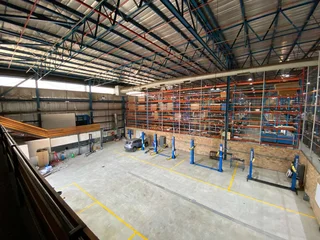 Industrial Warehouse to let on N1