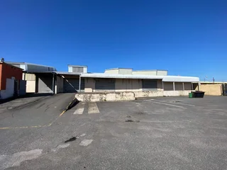 4000m2 and 2000m2 Warehouse with 2300m2 yard with loading docks