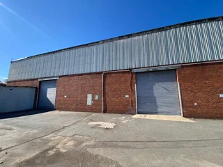 4000m2 and 2000m2 Warehouse with 2300m2 yard with loading docks
