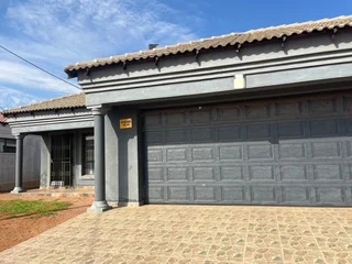 Pet-friendly 3-bedroom And 2,5 - Bathroom House In Mothibistad, Kuruman