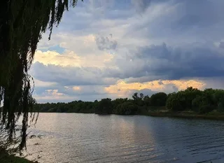 Double storey four bedroom thatch house on the banks of the Vaalriver