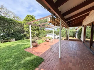 Spacious 4 Bedroom Family Home Shared property with a private cottage in Glen Ashley