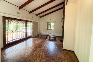 Spacious 4 Bedroom Family Home Shared property with a private cottage in Glen Ashley