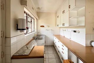 Spacious 4 Bedroom Family Home Shared property with a private cottage in Glen Ashley