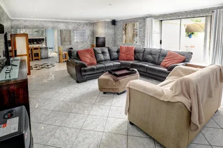 3 Bedroom Home plus flatlet to let in Uitzicht