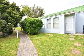 Tidy 2-bedroom in safe complex in central Goedemoed