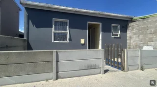 Secure 2-Bedroom And 1-Bathroom House In Heron Close, Pelikan Park