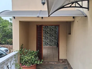 One Bedroom Flatlet With A Spacious Lounge, Modern With A Shower And A Bath.