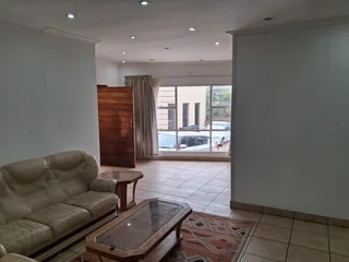 One Bedroom Flatlet With A Spacious Lounge, Modern With A Shower And A Bath.