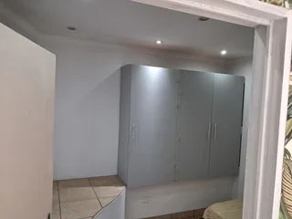 One Bedroom Flatlet With A Spacious Lounge, Modern With A Shower And A Bath.