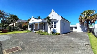 Highly visible commercial property with ample onsite parking