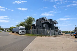 Immaculate 6'000m2 Logistics Warehouse TO RENT/TO LET in Riverhorse Valley | Swindon Property