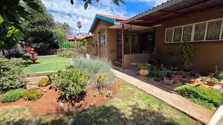 "Ideal Family Living with Work-from-Home Study!