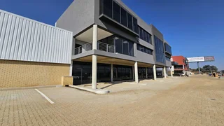 Showroom space available To Let with exposure on the R24 in Meadowdale.