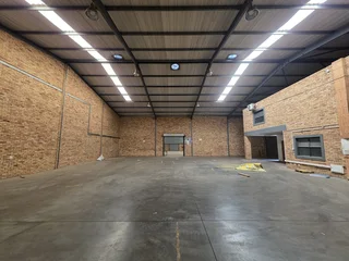 Warehouse To Let in Brentwood Business Park, Brentwood Park.