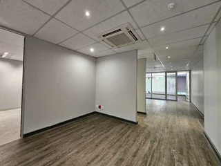 722m² office to let in Constantia Kloof